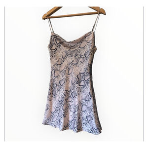 Women's Victoria + Sophia‎ Dress Size S Pink Snake Print Mini
